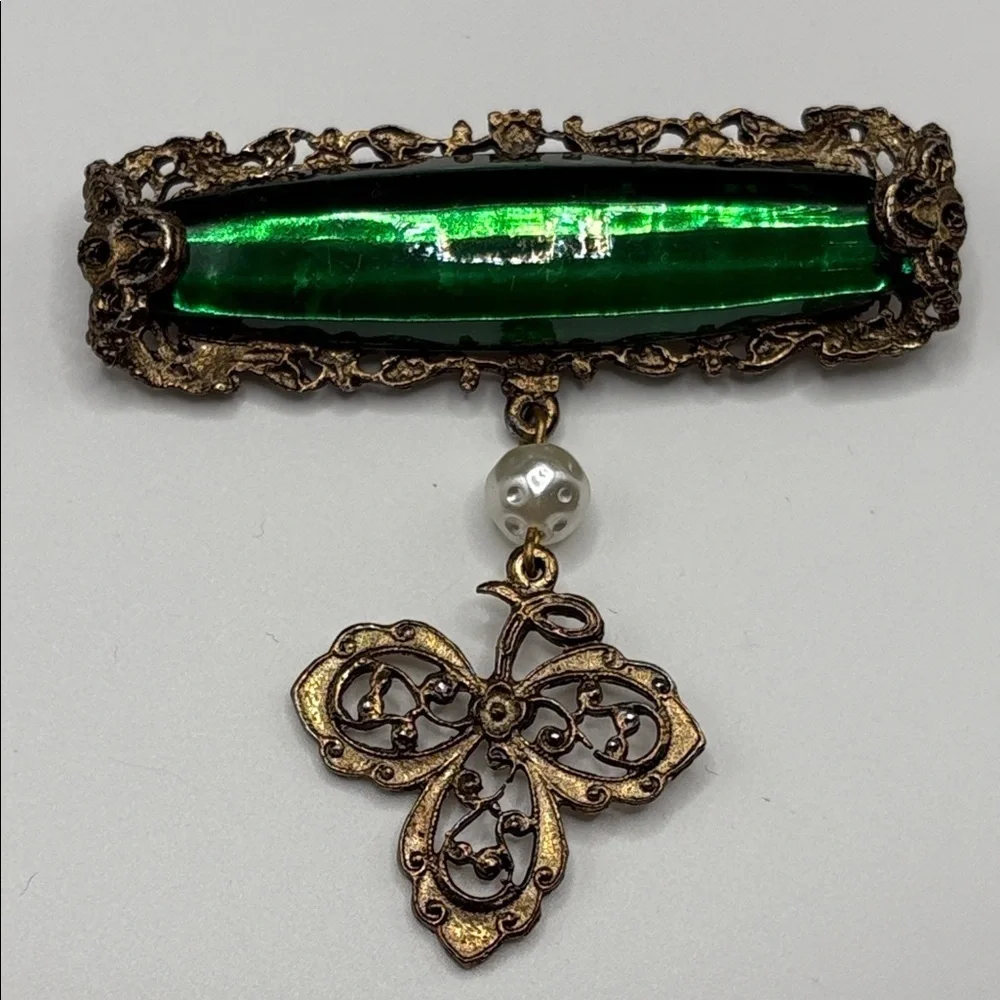 VNTG Elegant Green and Gold Brooch with Pearl Accent